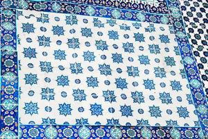 azulejos azules en la mezquita rustem pasa en estambul, turkiye foto