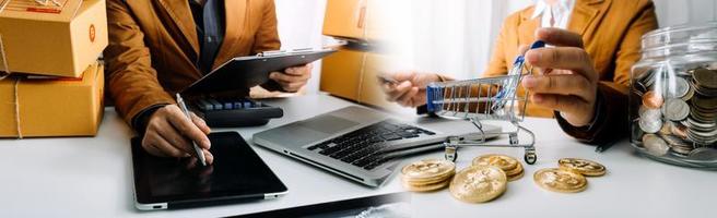 mujer de negocios puesta en marcha empresaria de pequeña empresa sme éxito. mujer independiente que trabaja en casa con entrega de paquetes en línea. concepto de entrega de pymes y embalajes foto