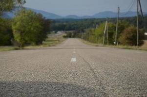 larga carretera asfaltada en el campo, francia foto