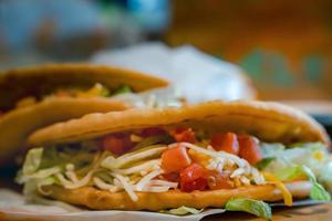 tacos con salsa de mango y papas fritas. comida mexicana mixta guacamole, nachos, fajita, tacos de carne. vista superior. cocina tex mex. foto