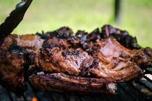 costillas cocinadas a la parrilla, carne de res al aire libre y barbacoa de cerdo foto