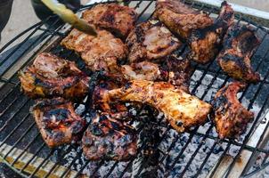 costillas cocinadas a la parrilla, carne de res al aire libre y barbacoa de cerdo foto