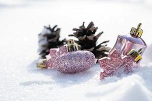 navidad - adornos decorados, bolas de navidad rosa, pino y copos de nieve en el fondo nevado foto