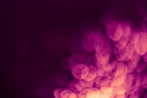 hermoso fondo abstracto de navidad festiva púrpura oscuro con luces bokeh. textura de vacaciones con espacio de copia. se puede usar como fondo de pantalla, relleno de un sitio web, desenfocado foto