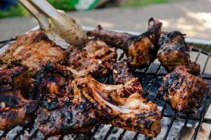 costillas cocinadas a la parrilla, carne de res al aire libre y barbacoa de cerdo foto