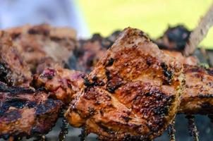 costillas cocinadas a la parrilla, carne de res al aire libre y barbacoa de cerdo foto