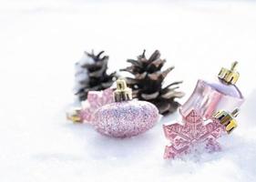 navidad - adornos decorados, bolas de navidad rosa, pino y copos de nieve en el fondo nevado