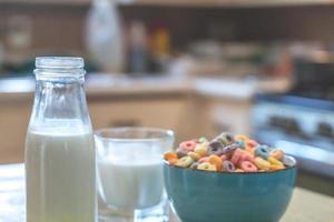 Tazón de coloridos cereales y leche para niños aislado en una mesa de madera con espacio de texto foto