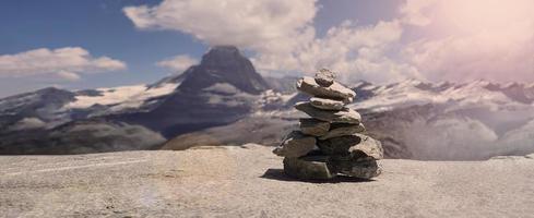 pila de piedras en la cima de la montaña dispuestas para la meditación. foto