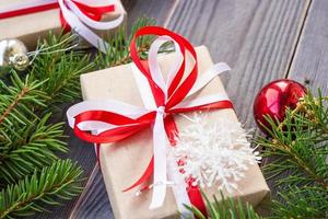 fondo de navidad con abeto y decoraciones y cajas de regalo en tablero de madera foto