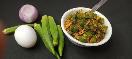 huevo bhindi llamado okra con huevo, huevo bhindi un plato sabroso en india, huevo bhindi frito foto