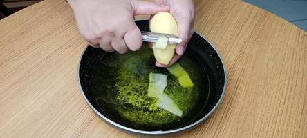 cáscaras de patata en aceite para el proceso de elaboración de patatas fritas, patatas fritas aalu foto