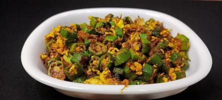 huevo bhindi llamado okra con huevo, huevo bhindi un plato sabroso en india, huevo bhindi frito foto