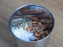 almendras semillas de hinojo pimienta blanca y azúcar en polvo para mejorar la vista, mezcla de cuatro ingredientes foto