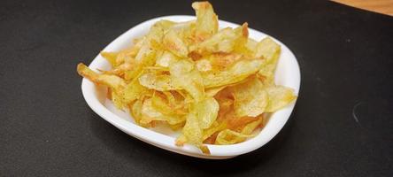papas fritas llamadas aalu chips en india, receta de papas fritas foto