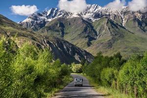 cachemira, india - 14 de julio turista en automóvil en camino a la montaña nevada el 14 de julio de 2015 en cachemira, india foto