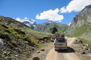 cachemira, india - 14 de julio turista en automóvil en camino a la montaña nevada el 14 de julio de 2015 en cachemira, india foto