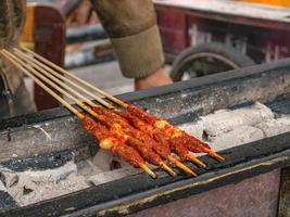 cierre la comida callejera de cordero a la parrilla en la ciudad antigua de fenghuang. la ciudad antigua de phoenix o el condado de fenghuang es un condado de la provincia de hunan, china foto
