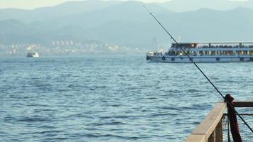 cañas de pescar pescando en el mar video