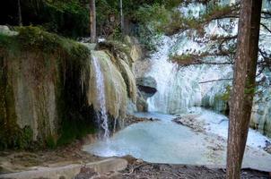 agua que fluye hacia una fuente termal geotérmica foto