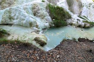 depósitos minerales en una fuente termal natural foto