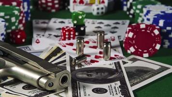 Glücksspielwerkzeuge wie Pokerkarten, Geldchips und rote Würfel video