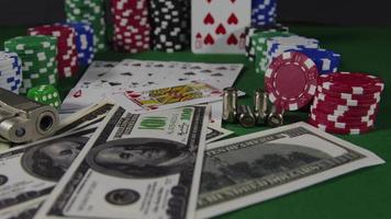 herramientas de juego como cartas de póquer, fichas de dinero y dados rojos video