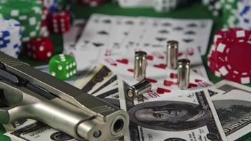 outils de jeu comme les cartes de poker, les jetons d'argent et les dés rouges video