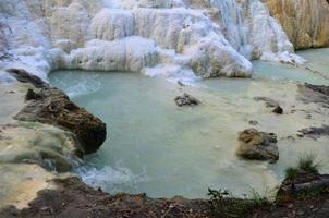 fuente termal humeante conocida como bagni di san felipa foto