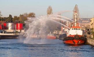 barco de bomberos en estambul foto