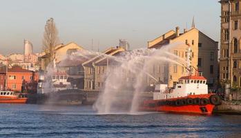 barco de bomberos en estambul foto