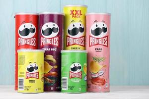 kharkiv, ucrania - 16 de diciembre de 2021 producto pringles con nuevo logotipo. pringles es una marca de papas fritas propiedad de la empresa kellogg foto