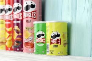 kharkiv, ucrania - 16 de diciembre de 2021 producto pringles con nuevo logotipo. pringles es una marca de papas fritas propiedad de la empresa kellogg foto