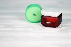 kharkiv, ucrania - 16 de diciembre de 2021 tarros de crema kiko milano con el logotipo de la empresa. kiko milano es una marca de cosmética italiana foto