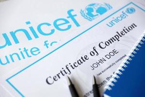 ternopil, ucrania - 2 de mayo de 2022 certificado voluntario de finalización de unicef - programa de las naciones unidas que brinda asistencia humanitaria y de desarrollo a los niños foto