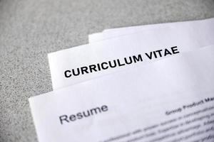 vista superior de la pila de documentos de oficina, incluidos los formularios de currículum y cv en el escritorio. proceso de búsqueda de empleo. búsqueda de lugar de trabajo foto