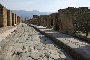 pistas talladas en una carretera en la ciudad romana de pompeya foto