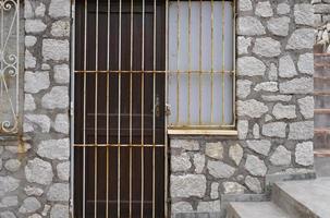 Puerta cerrada y cerrada de un bar durante la temporada baja en Italia foto