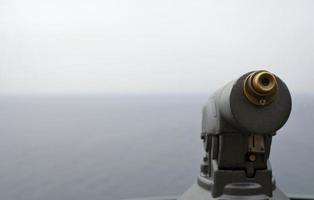 telescopio en el punto de vista con vistas a la costa en capri, italia foto