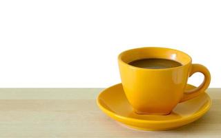 taza de café en la mesa de madera, aislada en blanco foto