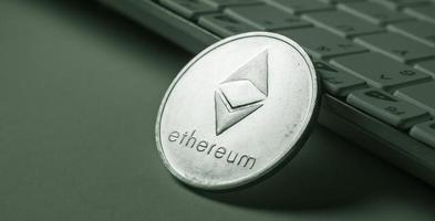 Cerca de la moneda criptográfica ethereum foto