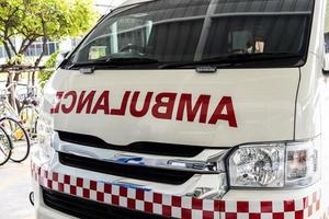 Mensaje de ambulancia delante de la furgoneta de ambulancia. foto