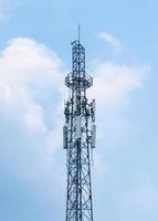torre de telecomunicaciones con fondo de cielo azul foto