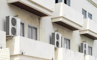 fila de compresores de aire en el edificio foto