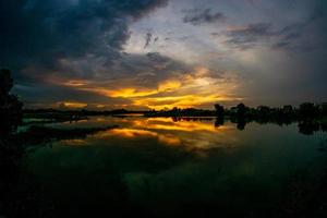 hermosa puesta de sol sobre el campo foto