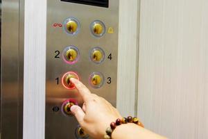 botón táctil manual en ascensor foto
