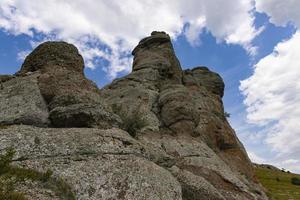 cañón de montaña, acantilados de piedra caliza gris en forma de pilares formados bajo la acción de las fuerzas naturales. foto
