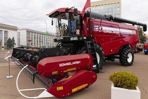 minsk, bielorrusia, 10 de septiembre de 2022- exposición de maquinaria agrícola. cosechadora autopropulsada gs 3219, polissya, gomselmash, roja, nueva. foto