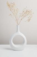 flor seca en jarrón, jarrón nórdico de cerámica de fondo beige