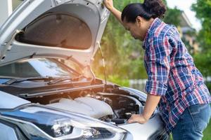 Sistema de motor mecánico de capó abierto para verificar y reparar daños en accidentes automovilísticos. foto